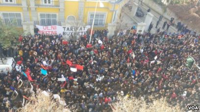 Media amerikane i bën jehonë protestës së studentëve: “Mijëra vetë në shesh”