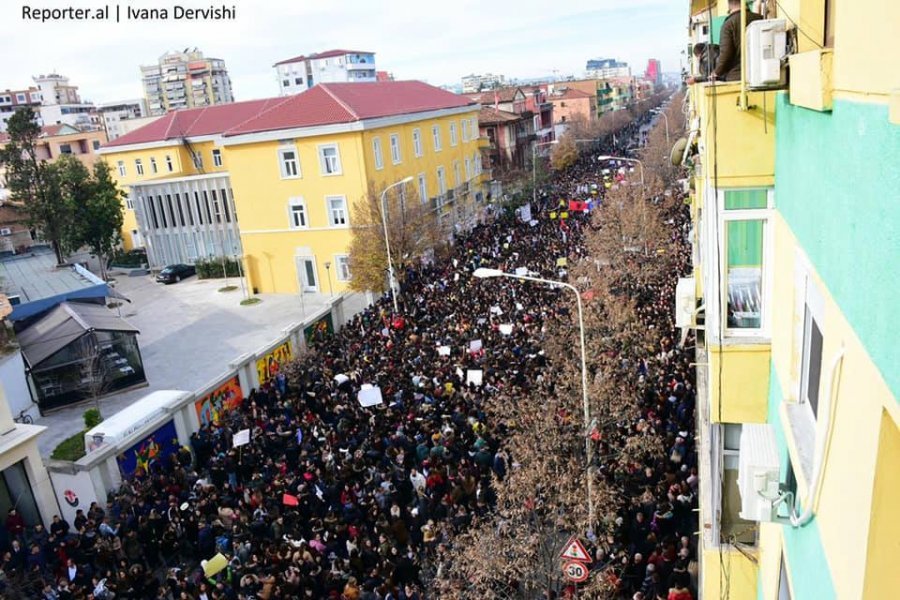 FOTO/Afati për Ramën drejt skadimit, studentët protestues hartojnë ‘Kushtetutën’ e tyre me 7 pika