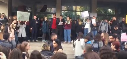 VIDEO/Kundër tarifave të larta, studentët e Arkitekturës japin mesazh nga protesta