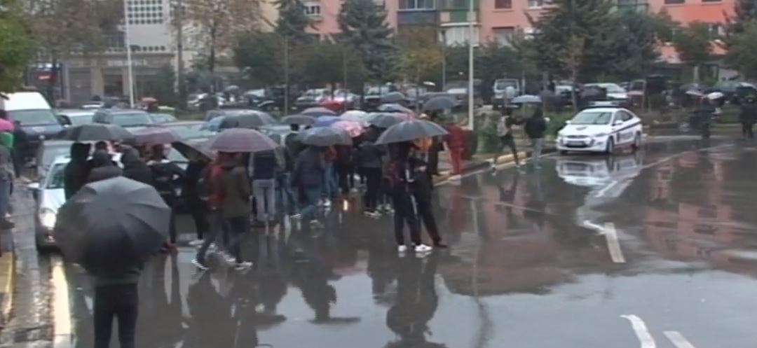VIDEO/Përshkallëzohet protesta, studentët bllokojnë rrugët në kryeqytet