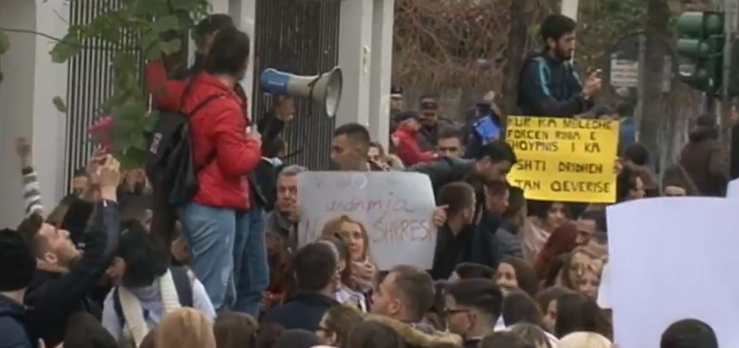VIDEO/Studentët në protestë, devijojnë tubimin nga Kryeministria