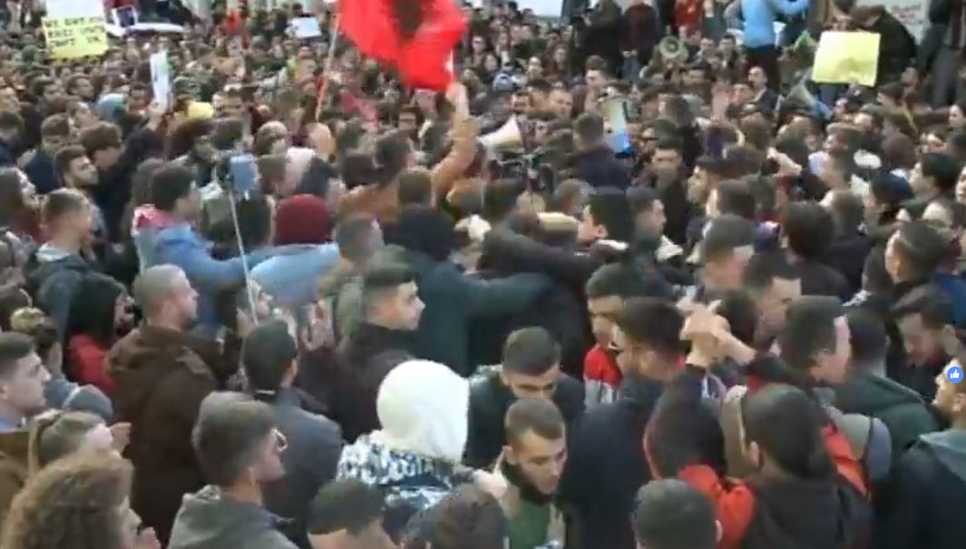 VIDEO/Studentët përzënë pedagogun nga protesta: Ka lidhje me Arlind Qorrin
