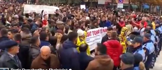 FOTO/Studentët para Parlamentit, opozita thyen bojkotin, Rama hyn nga dera e pasme