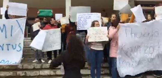 VIDEO/Të heshtur për 5 ditë, studentët e Gjirokastrës i bashkohen protestës: Më mirë vonë sesa kurrë