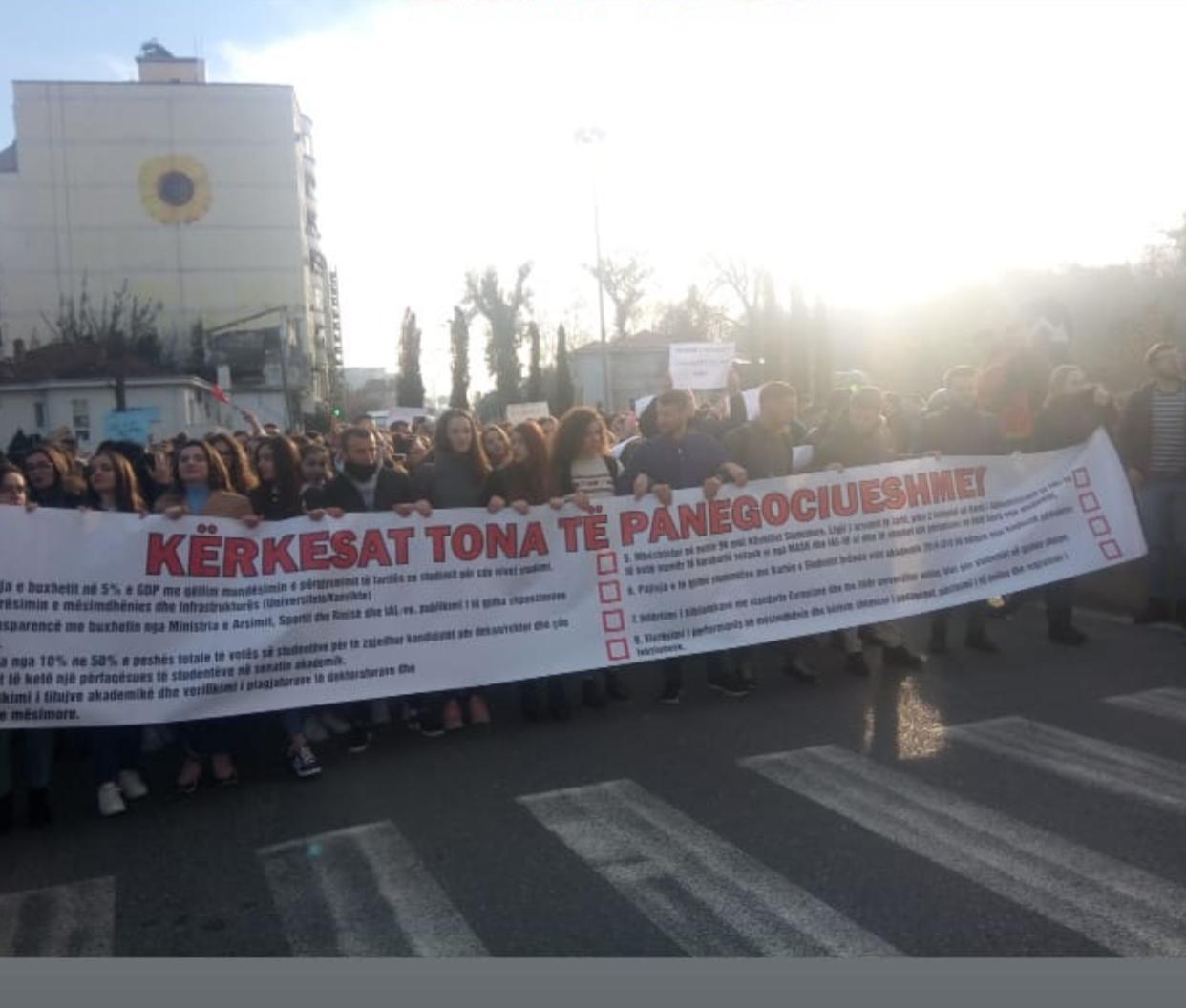 VIDEO/Paralajmërimi i fortë i studentëve: Po nuk ulët tarifat, do bjerë ministria