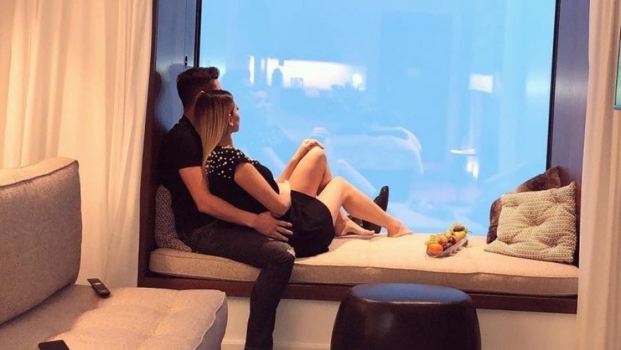 FOTO/ Pushime ekzotike për futbollistin e Kombëtares, ja ku po argëtohet me të dashurën e tij