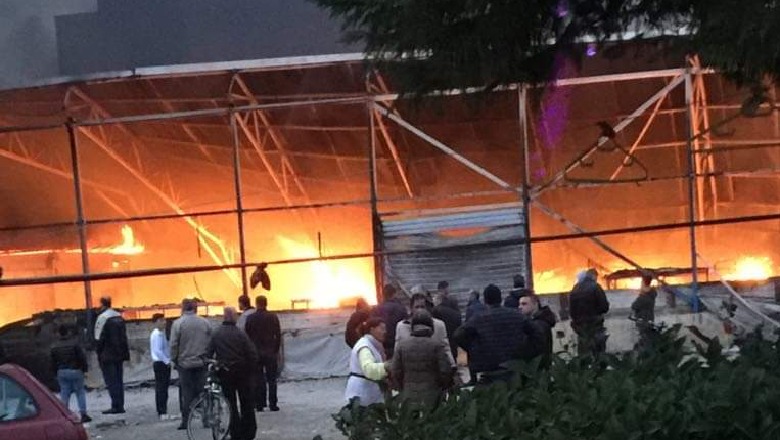 Zjarri masiv në tregun e Laçit, flasin tregtarët: Na thanë do ju vras e do ju djeg