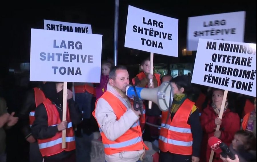 VIDEO/ Vijon protesta tek Unazë e Re, banorët: “Ju pret benzina…”