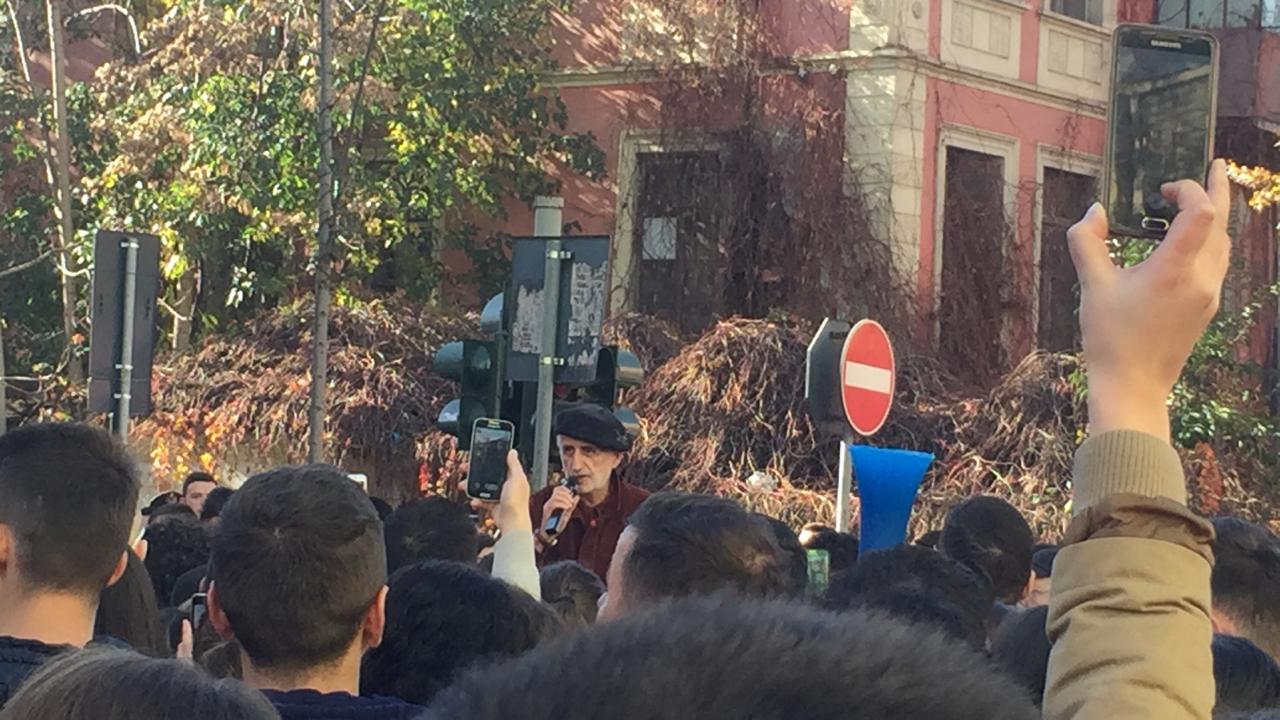 FOTO/Protesta kundër tarifave, studentëve iu bashkohen dhe artistët