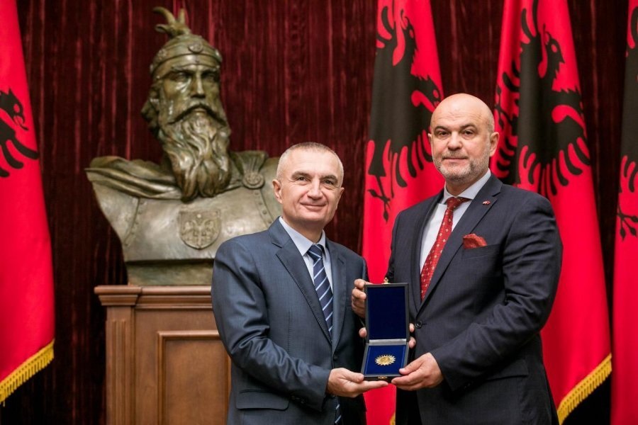 Presidenti Meta vlerëson veprimtarin Skënder Thaçi me Dekoratën ‘Nënë Tereza’