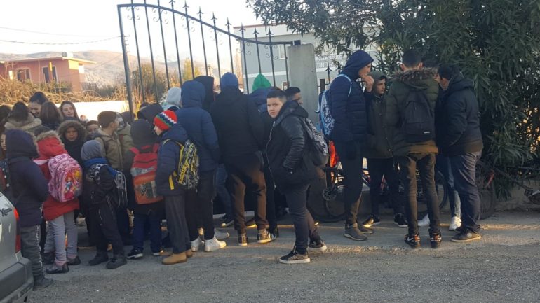 Nuk pranojnë të ngrohen me gaz, nxënësit bojkotojnë mësimin