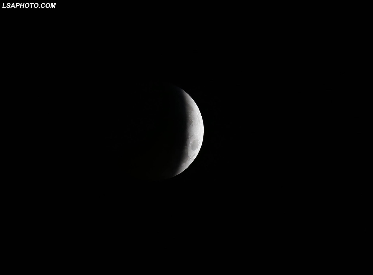 FOTO/Hëna e ‘përgjakur’, fenomeni i rrallë që u pa dhe në Tiranë