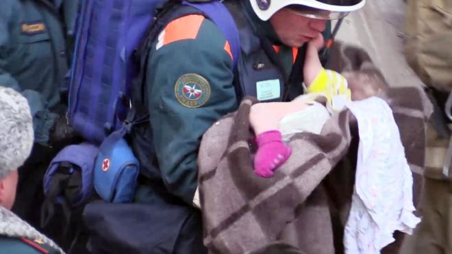 FOTO/Shembet pallati në Rusi, nxirret e gjallë nga rrënojat foshnja 11-muajshe