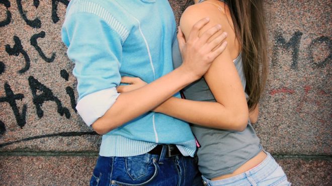 STUDIMI/Cila është mosha e duhur për të humbur virgjërinë?