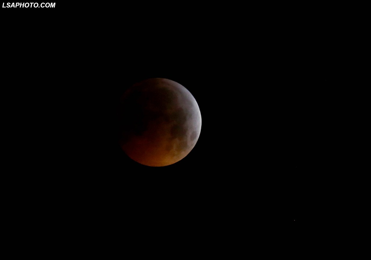 FOTO/Hëna e ‘përgjakur’, fenomeni i rrallë që u pa dhe në Tiranë
