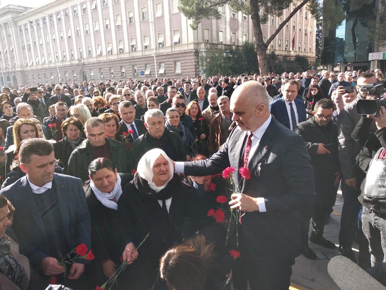‘Je anti-shqiptar’, qytetari përballet me Ramën gjatë homazheve për 21 Janarin