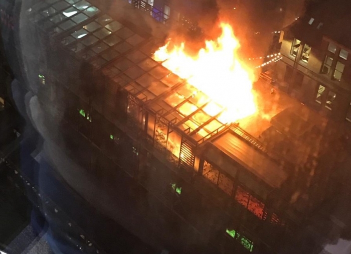 FOTO/ Shpërthen në flakë restoranti i famshëm i VIP-ve