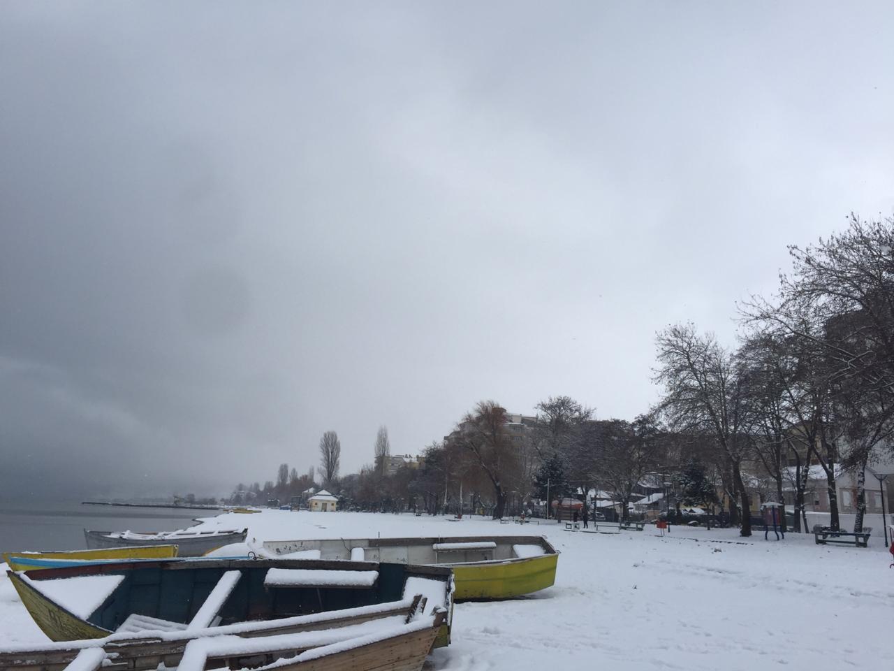 FOTO/Dëbora zbardh Pogradecin, pamje mahnitëse nga qyteti i bukur liqenor