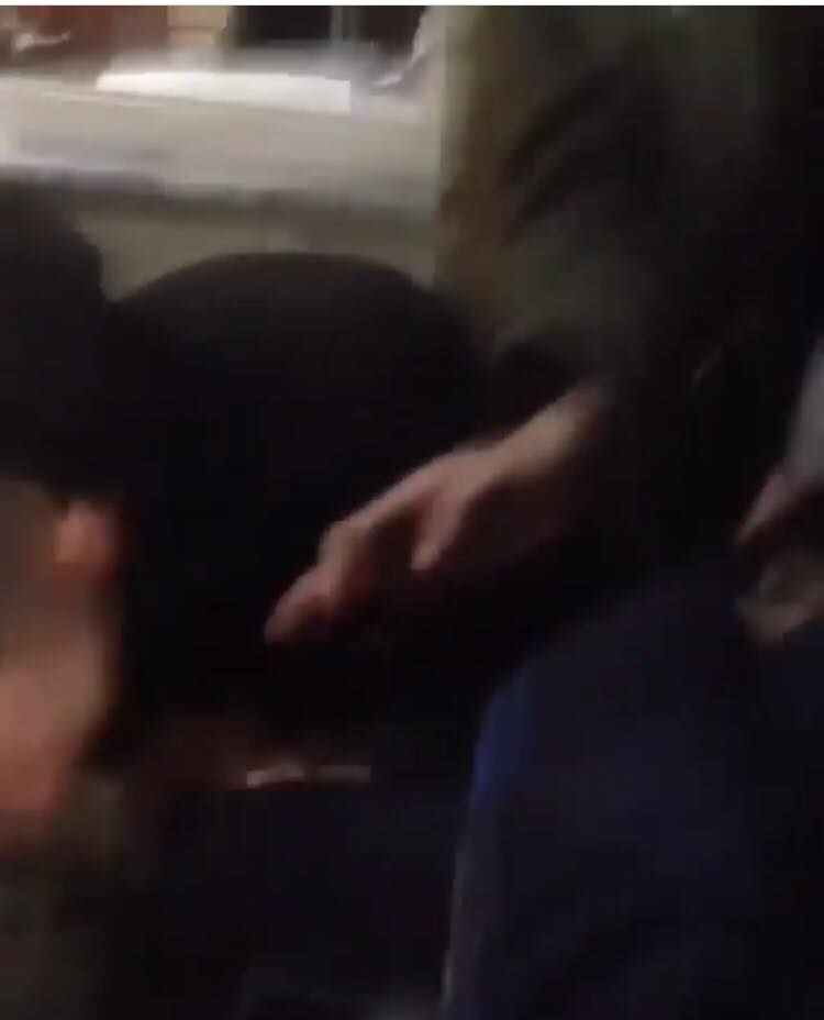 VIDEO/ E rëndë, polici qëllon me grusht studentin në Fakultetin e Ekonomisë