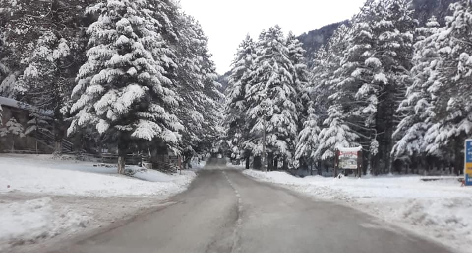 Temperatura të ulëta dhe prezencë të akullit, akset rrugore që kalohen vetëm me zinxhirë