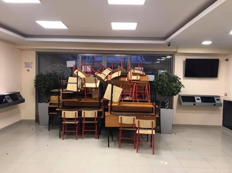 FOTO/Studentët ngujohen në Fakultet, vendosin karrige në hyrje