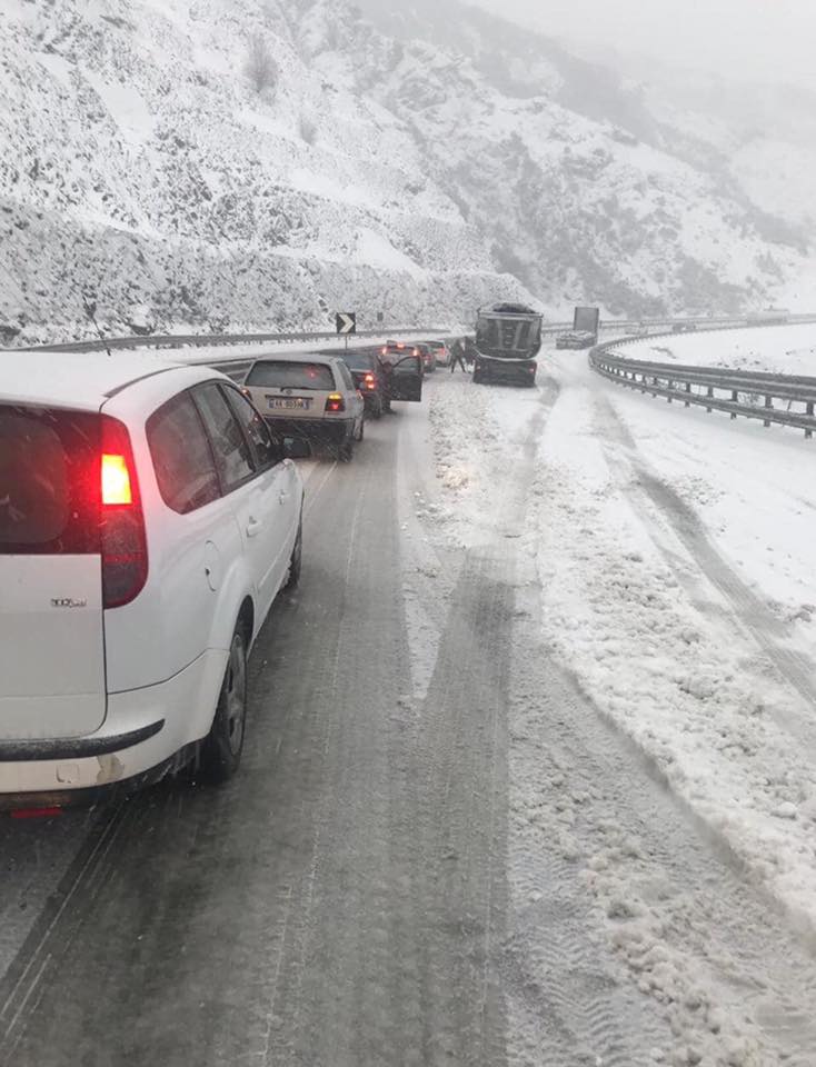 Qarkullim i vështirë në Rrugën e Kombit, deputetja: Asnjë shërbim nga koncesionari