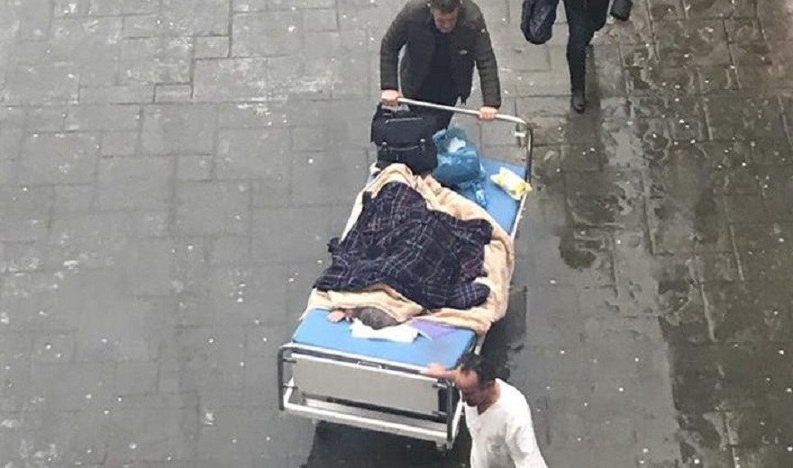 FOTO/ Kushtet skandaloze në QSUT, të sëmuret transportohen në shi pa asnjë mbrojtëse