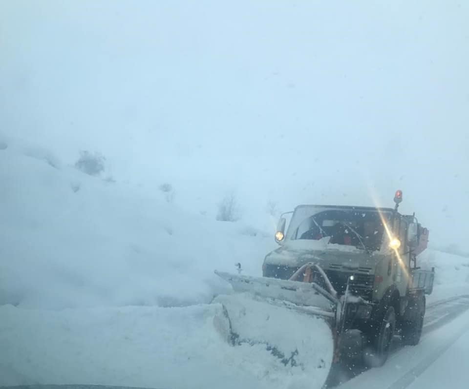 Rrugët e bllokuara, rikthehen reshjet e borës, probleme në Qarkun Dibër
