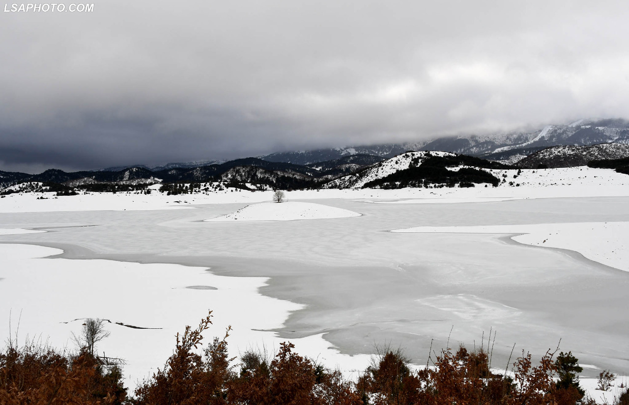 FOTO/Pamje mahnitëse, ngrin liqeni i Gjançit në zonën e Korçës