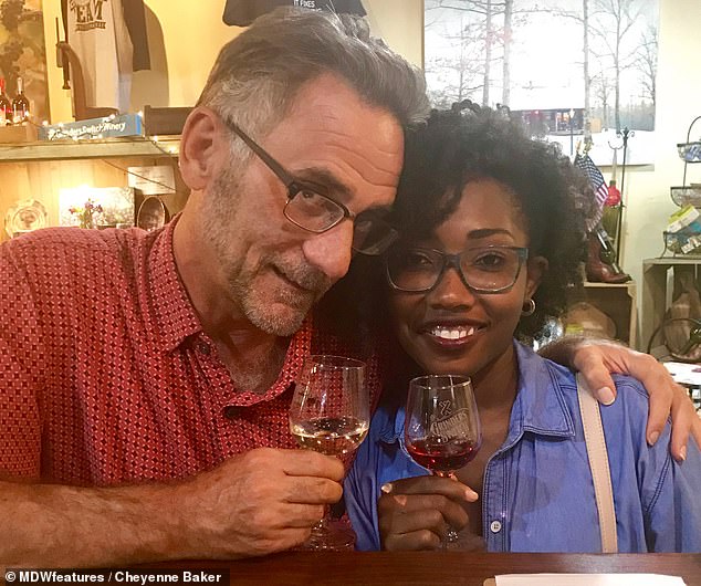 Bashkë prej shumë kohësh, 22-vjeçarja mbajti të fshehtë lidhjen e saj me 58-vjeçarin