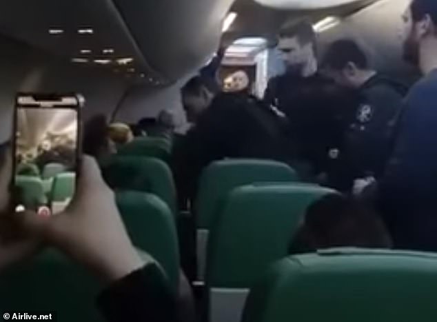 Plas grushti në avion gjatë fluturimit