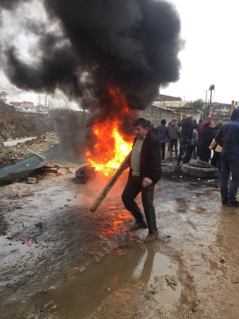 VIDEO/Tërhiqen fadromat, banorët e Bregut të Lumit në protestë: Hajde Erion, këtu do të të djegim