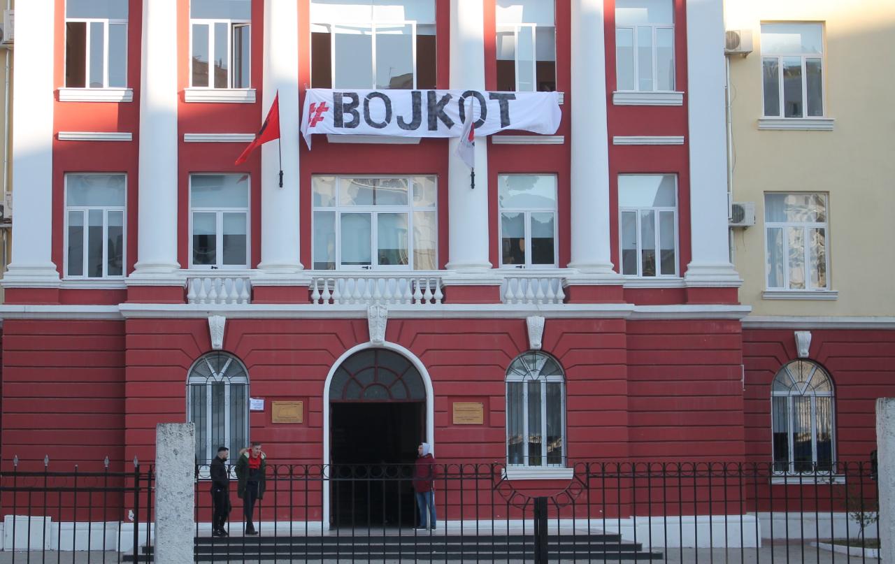 FOTO/Dekanati i Filologjikut mbështet studentët: Kundër dhunës, të rishikohet ligji për arsimin e lartë