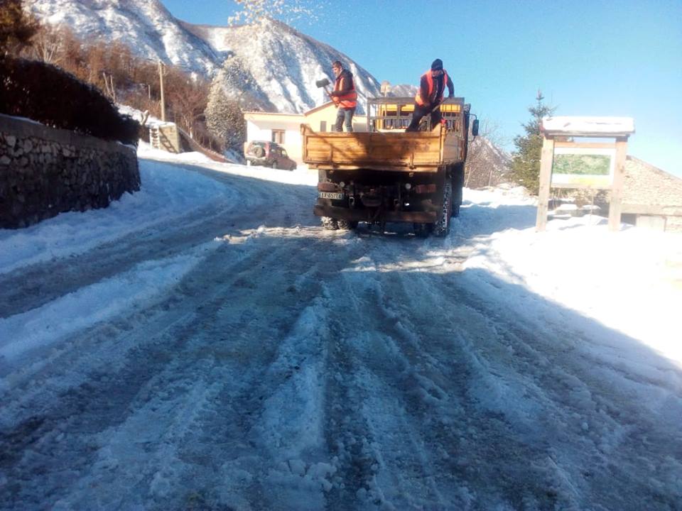 Ngrica në rrugë, këto akse janë të kalueshme vetëm me zinxhirë