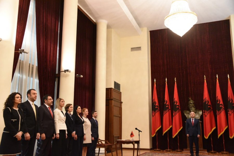 FOTO/Të pashoqëruar nga Rama, betohen në Presidencë ministrat e rinj