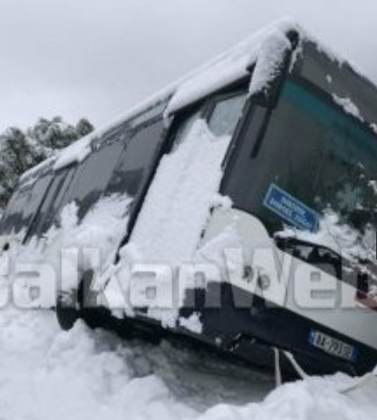 Bllokimi i rrugëve nga bora, rrëzohet autobusi me pasagjerë në Shkodër