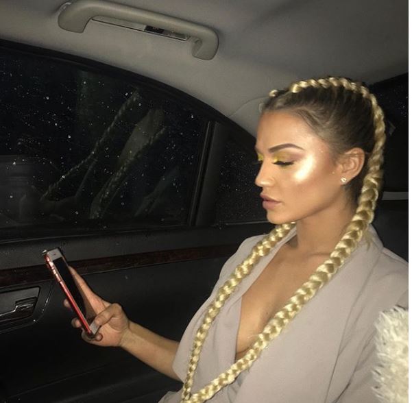 FOTO/Këngëtarja shqiptare zhvishet për 400 mijë ndjekës në Instagram