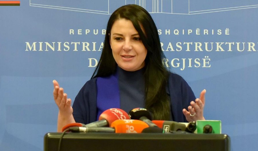 Balluku “masakron” Gjiknurin: Pezullon të gjitha kontratat e mëparshme për…