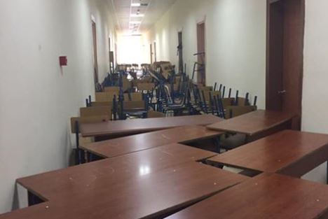 FOTO/Studentët bojkotojnë mësimin, nxjerrin karriget në korridor