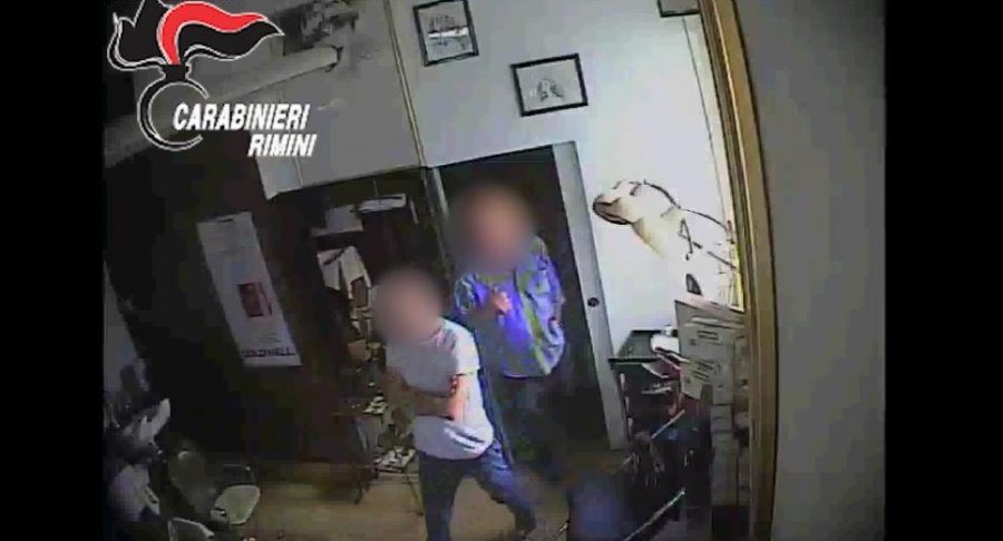 FOTO & VIDEO/ Itali, arrestohen 3 shqiptarë, furnizonin me kokainë berberin