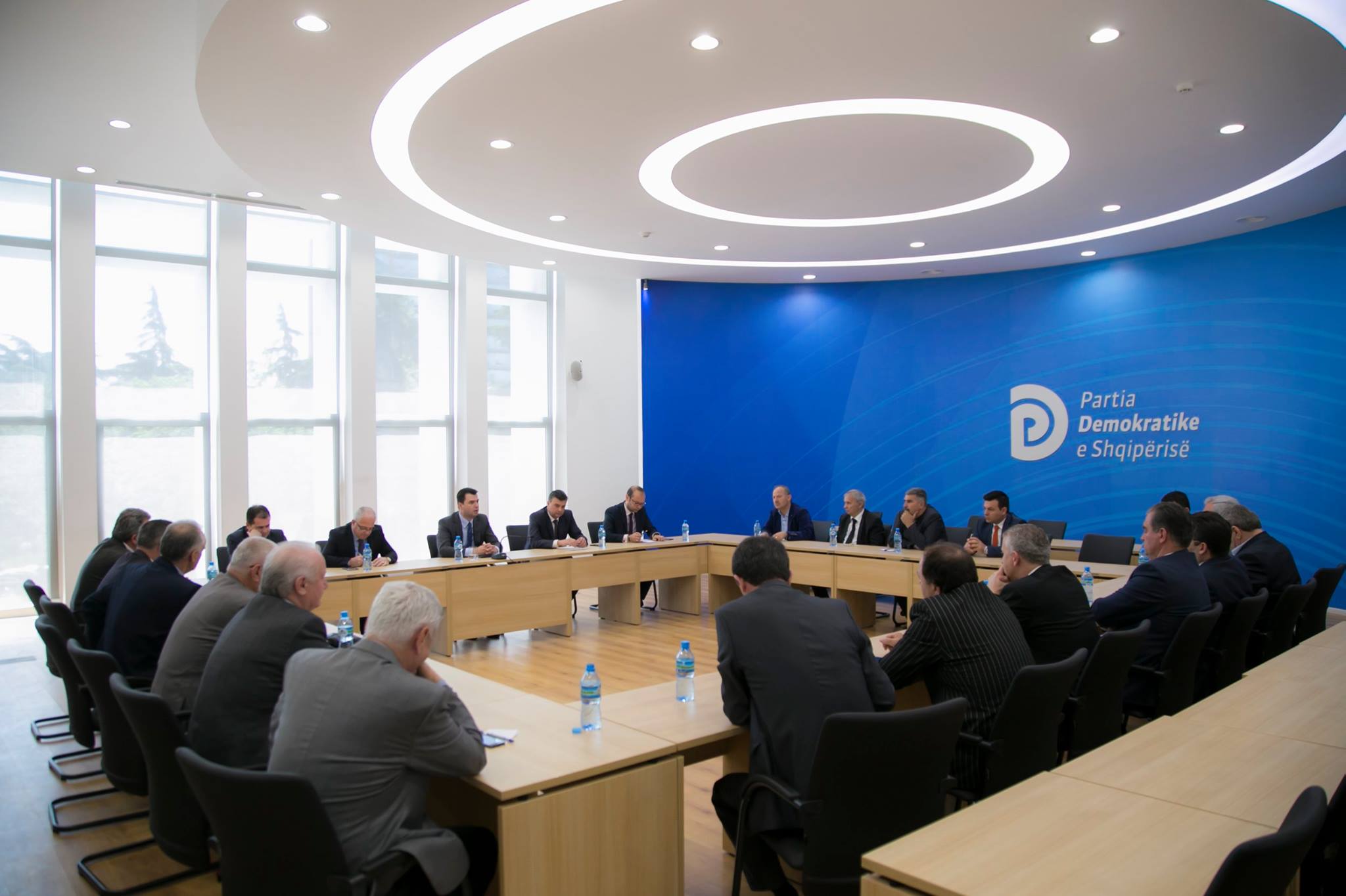 LAJMI I FUNDIT/ Basha mbledh aleatët, gati aksioni opozitar për rrëzimin e qeverisë