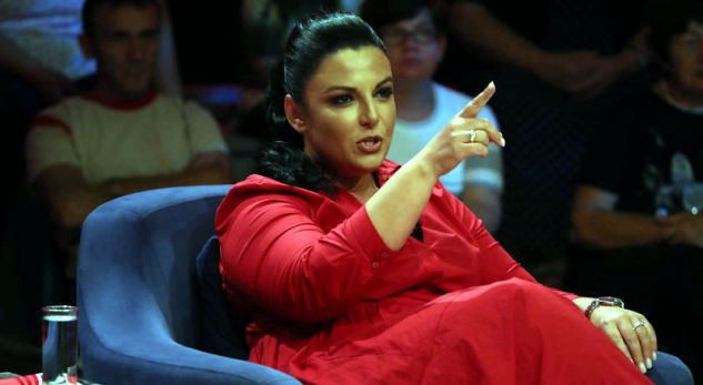 Ministrja e re e Transporteve shfaqet në Parlament me veshje superluksoze