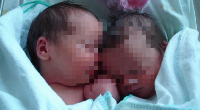 Janë binjakë, por lindën në vite të ndryshme