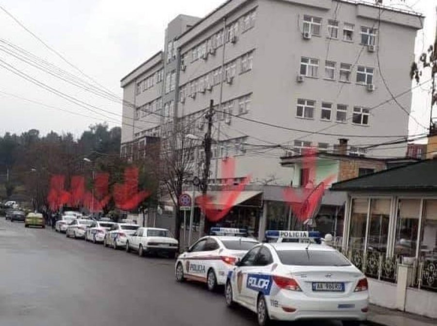 FOTO/ Blindohet Fakulteti Ekonomik, merr pamjen e një komisariati policie