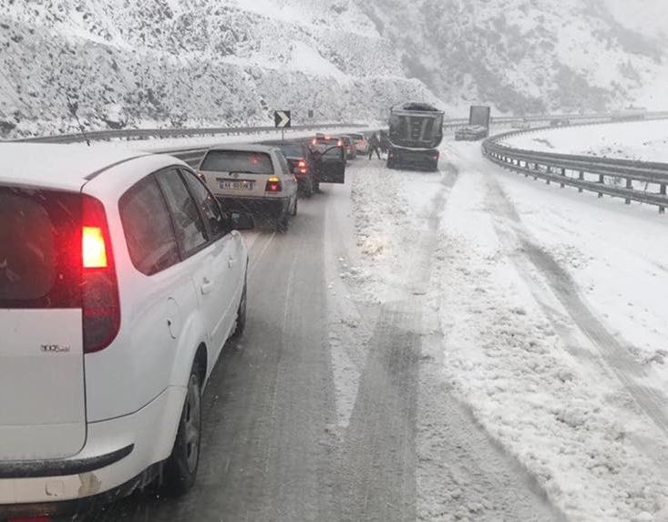 Qarkullim i vështirë në Rrugën e Kombit, deputetja: Asnjë shërbim nga koncesionari