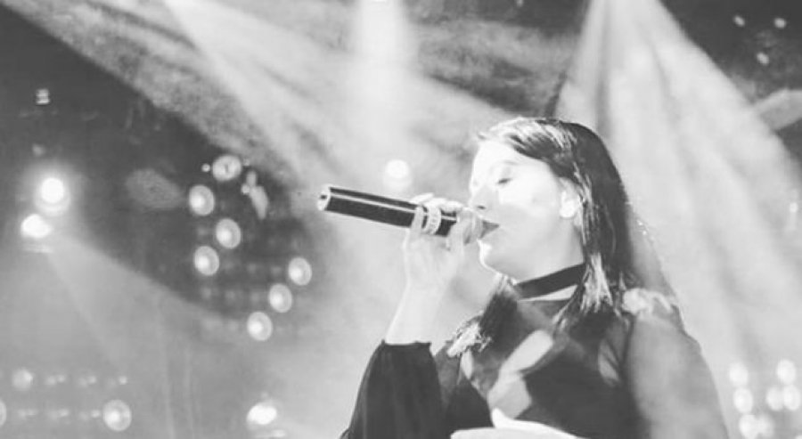 Pas humbjes së të atit, këngëtarja shqiptare ndahet përgjithmonë edhe me të ëmën