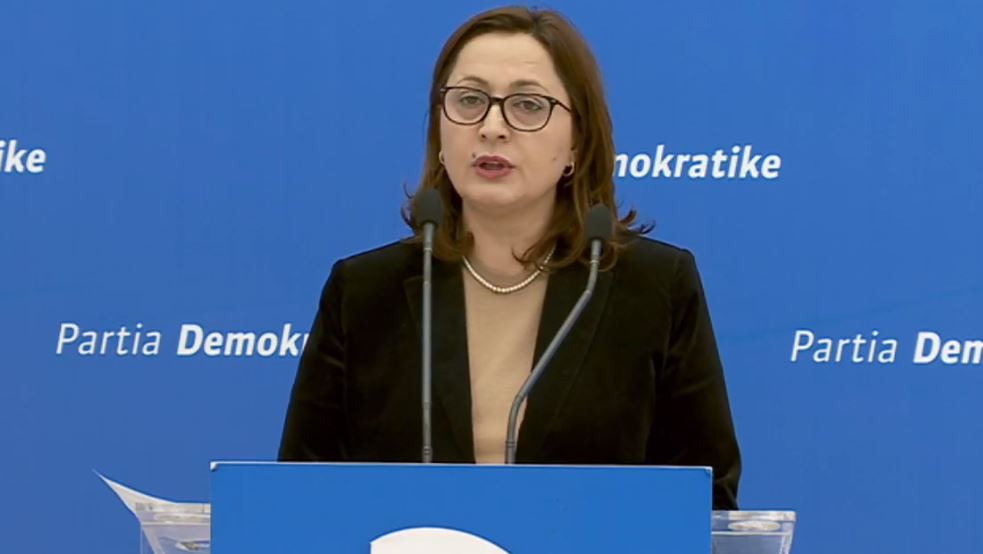 VIDEO/PD:Drejtorët e shkarkuar e kanë vendin në burg