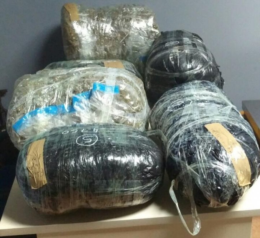 FOTO & EMRA/ Arrestohen 2 persona, kapen me 2 çanta me drogë