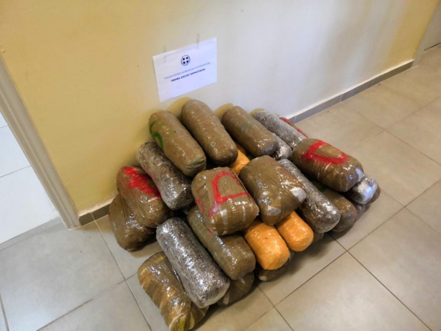 Shqiptarja udhëtonte me fëmijët, kapet në kufirin grek me 35 kg drogë