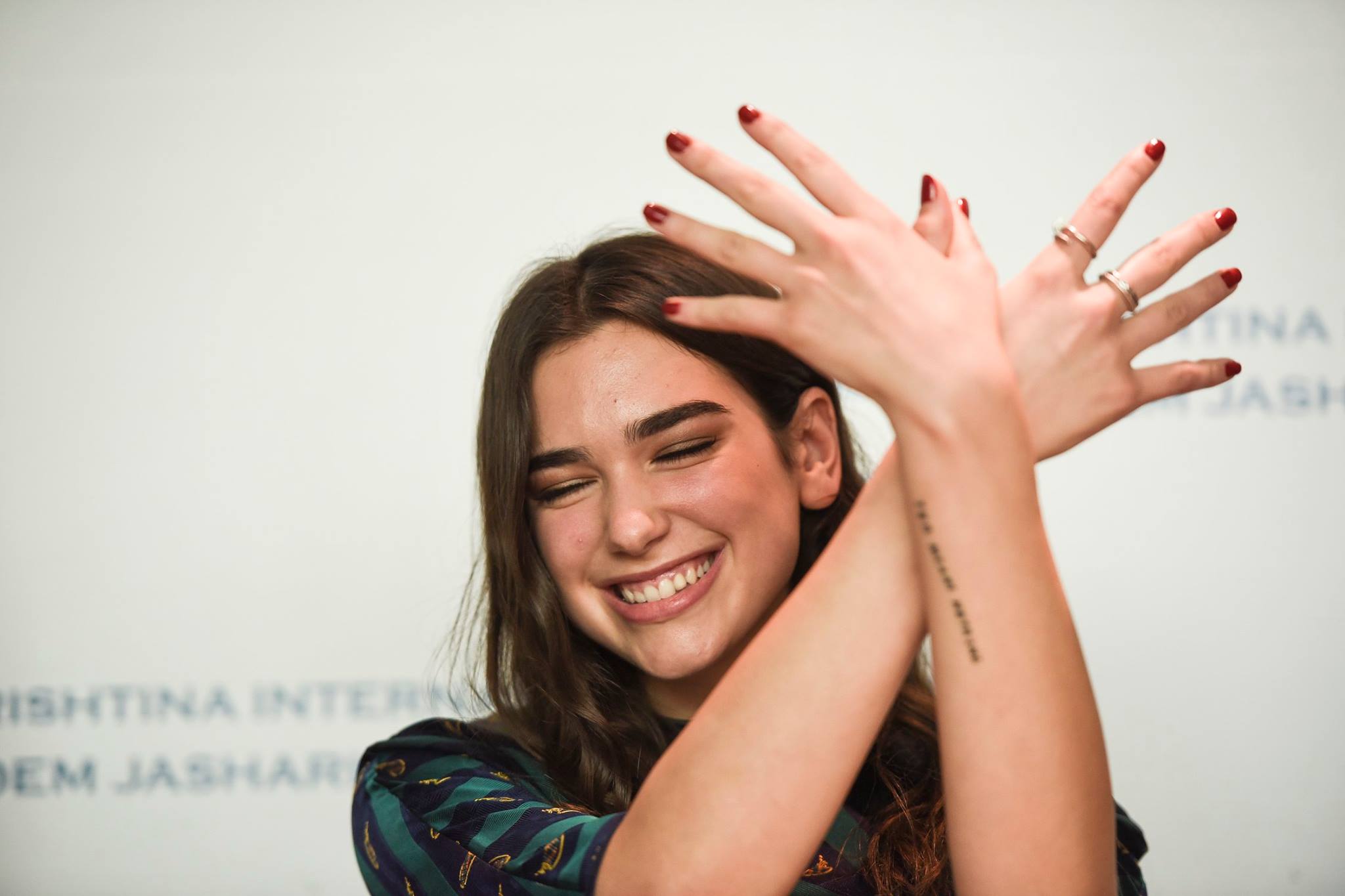 Dua Lipa më e ëmbël se kurrë, i kujton fansave se është shqiptare